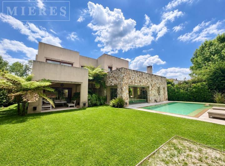 Casa · 266m² · 6 Ambientes · 2 Cocheras