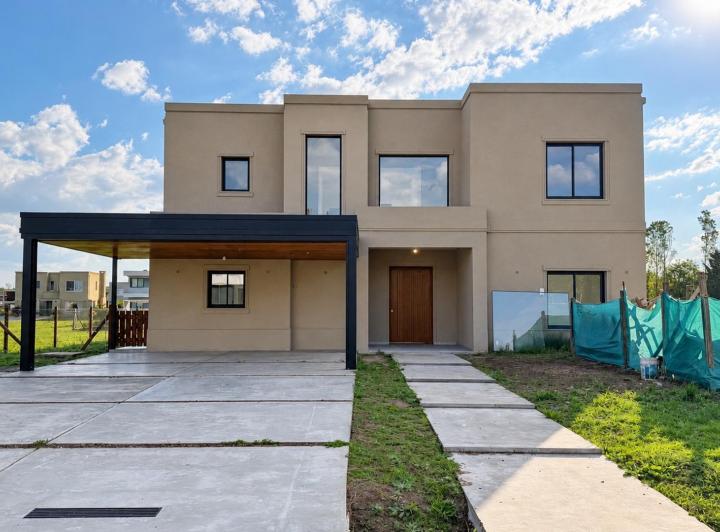 Casa · 242m² · 6 Ambientes · 6 Cocheras