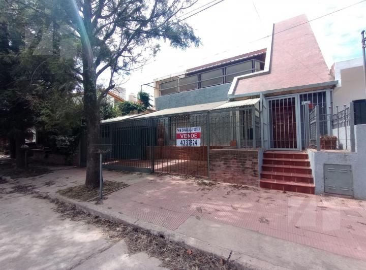 Casa · 230m² · 4 Dormitorios · 1 Cochera