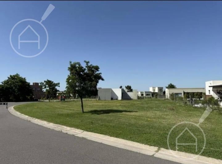 Terreno · 840m²