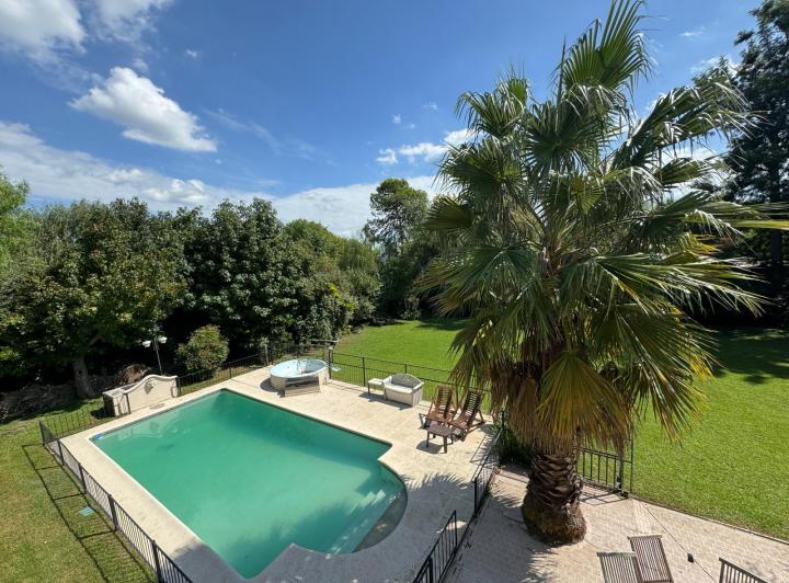 Casa · 230m² · 5 Ambientes · 1 Cochera