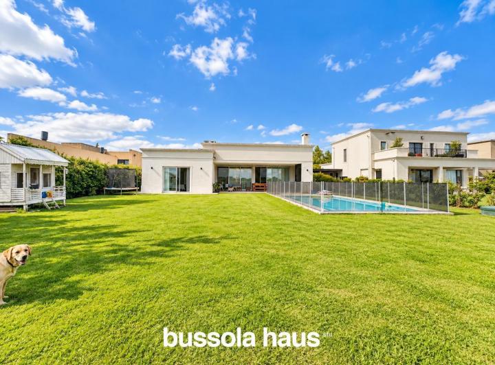 Casa · 180m² · 5 Ambientes · 4 Cocheras
