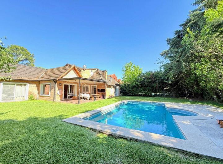Casa · 190m² · 5 Ambientes · 2 Cocheras