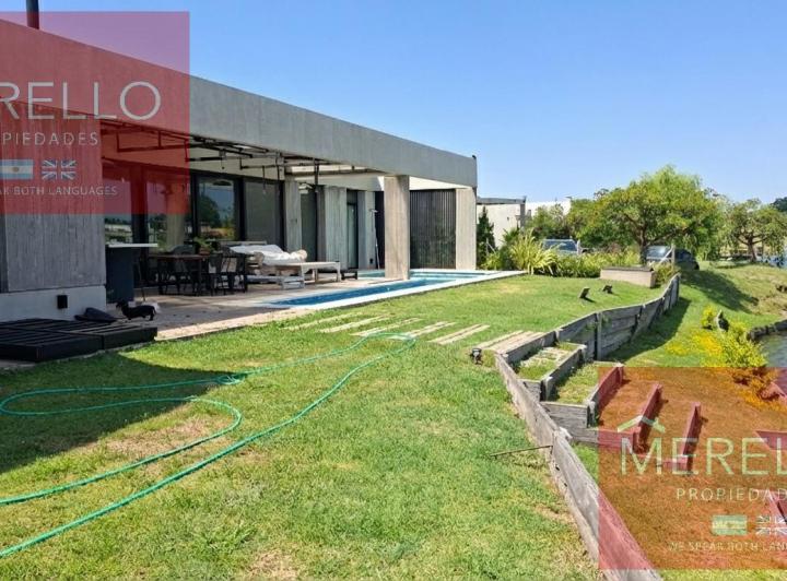Casa · 240m² · 6 Ambientes · 4 Cocheras