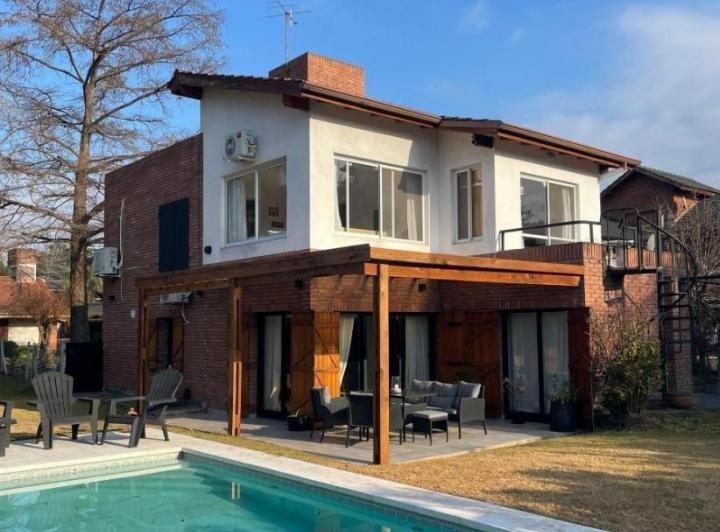 Casa · 170m² · 5 Ambientes · 2 Cocheras