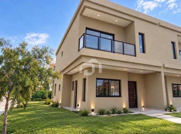 Casa · 176m² · 5 Ambientes · 2 Cocheras