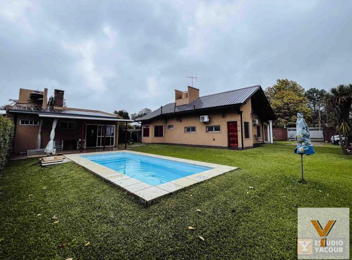 Casa · 235m² · 4 Ambientes · 2 Cocheras