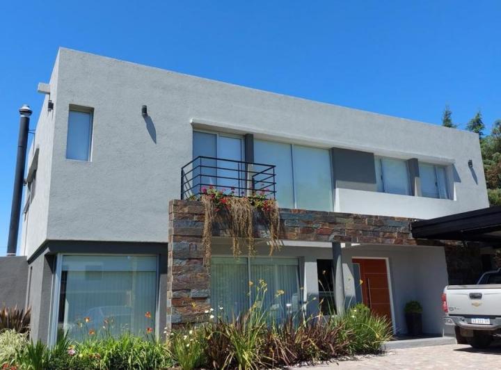 Casa · 205m² · 5 Ambientes · 2 Cocheras