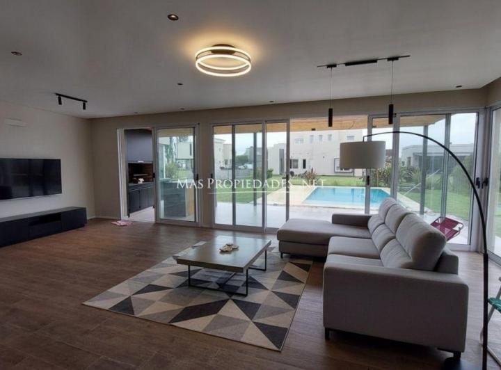 Casa · 145m² · 4 Ambientes · 2 Cocheras
