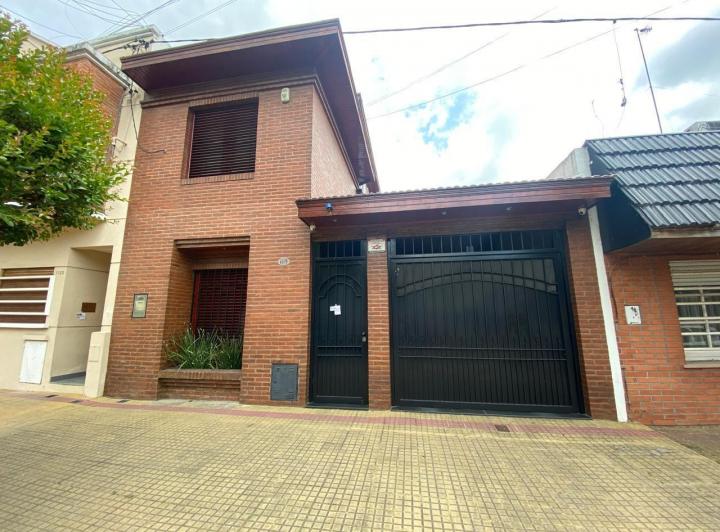 Casa · 255m² · 6 Ambientes · 1 Cochera