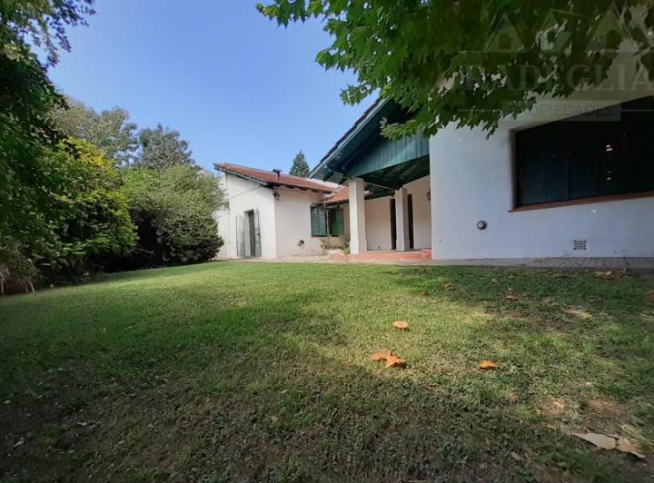 Casa · 160m² · 6 Ambientes · 4 Cocheras