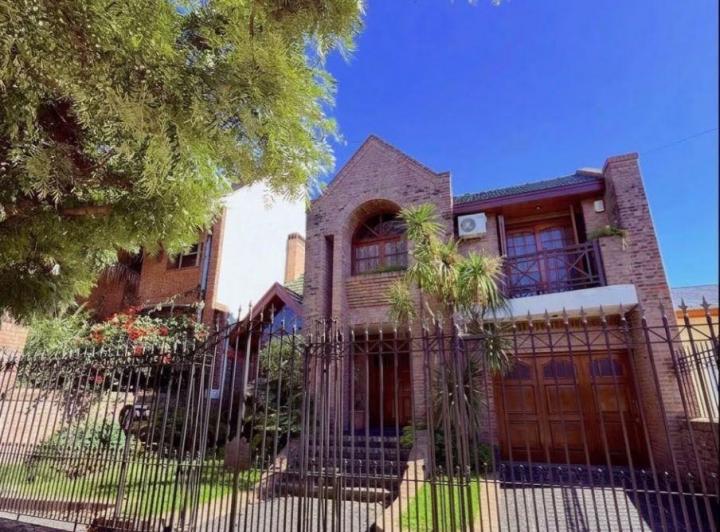 Casa · 350m² · 5 Ambientes · 1 Cochera