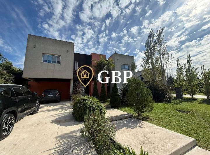 Casa · 308m² · 5 Ambientes · 8 Cocheras