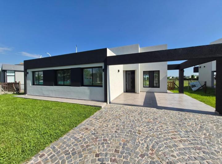 Casa · 140m² · 5 Ambientes · 2 Cocheras
