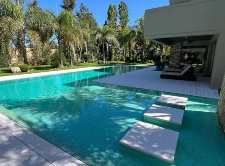 Casa · 842m² · 9 Ambientes · 4 Cocheras