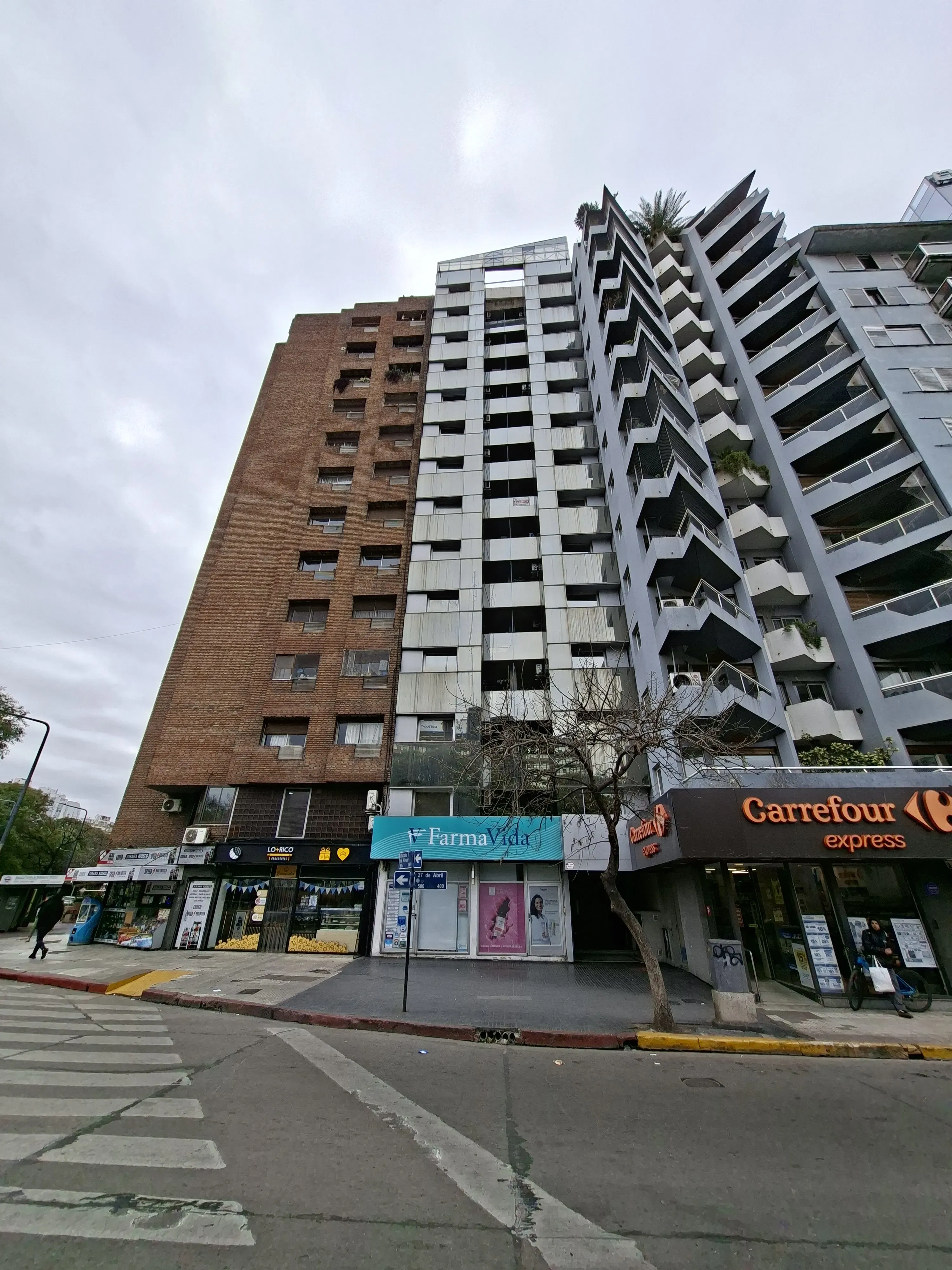 monoambiente muy amplio 74 mts, 2 baños, cocina con muy buena ventilación, aire acond. frio calor. En la mejor zona centrica