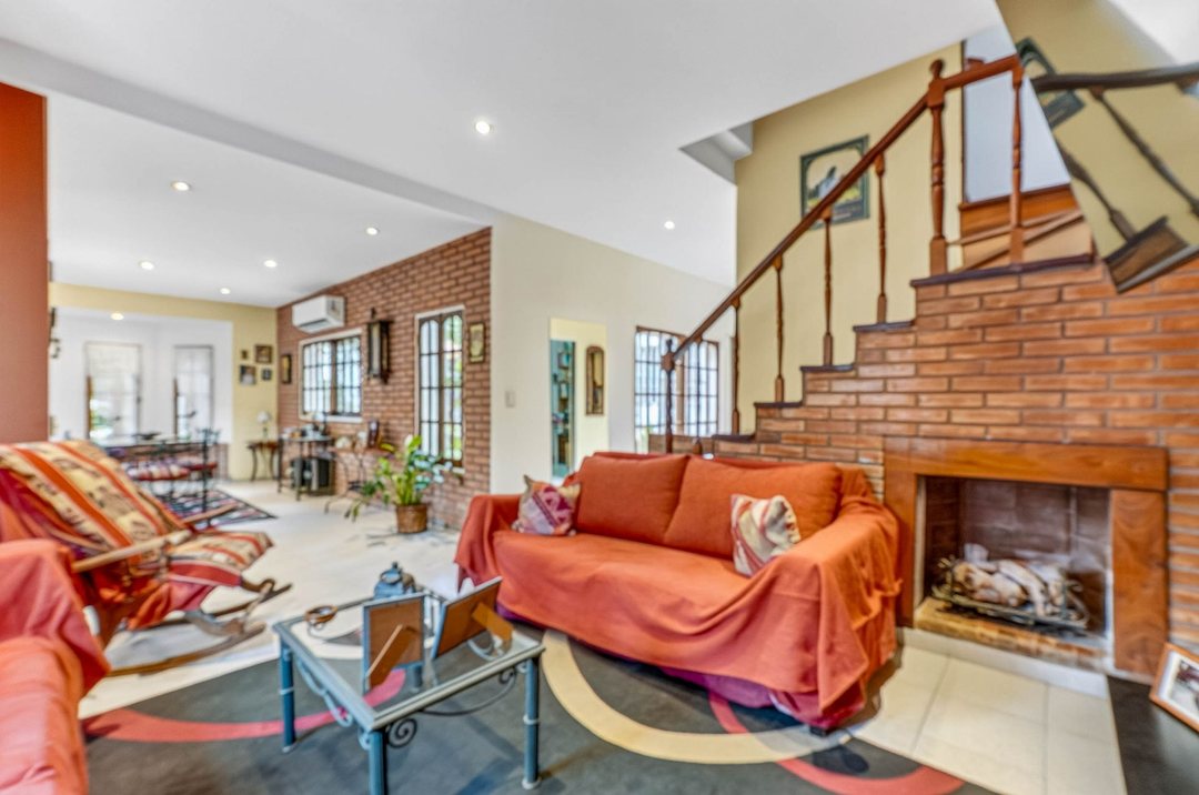 EN VENTA Casa 4amb con jardín y cochera - DEVOTO
