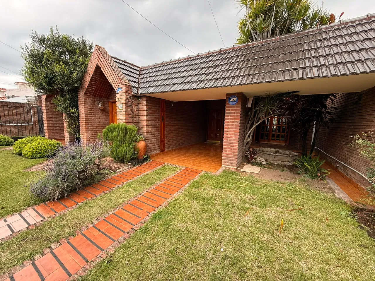 2 CASAS en Alquiler para USO COMERCIAL, en Barrio Cerro de las Rosas