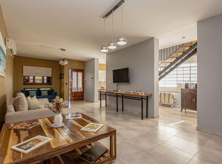 Casa · 265m² · 5 Ambientes · 2 Cocheras