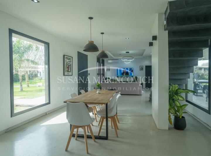 Casa · 271m² · 5 Ambientes · 3 Cocheras
