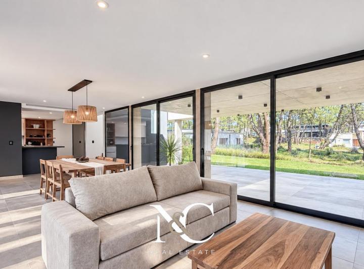 Casa · 276m² · 5 Ambientes · 1 Cochera