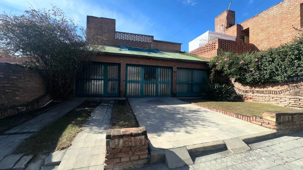 Villa Siburu*  Casa 5 dormitorios con patio y cochera