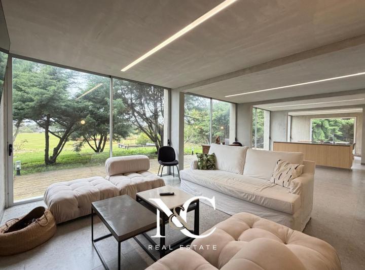 Casa · 195m² · 5 Ambientes · 2 Cocheras