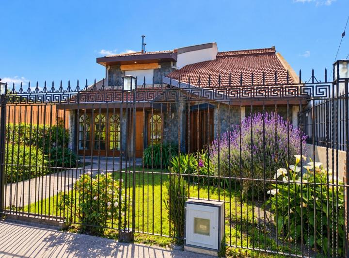 Casa · 250m² · 5 Ambientes · 3 Cocheras
