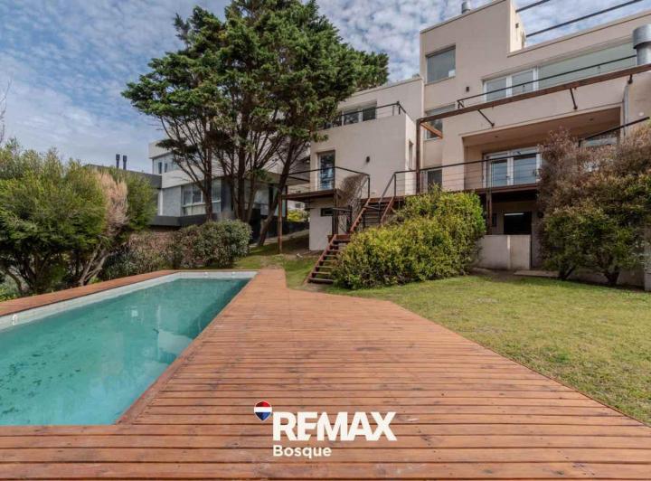 Casa · 330m² · 4 Ambientes · 2 Cocheras