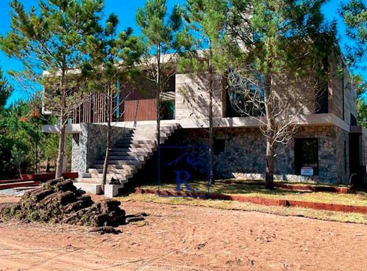 Casa · 350m² · 5 Ambientes · 2 Cocheras