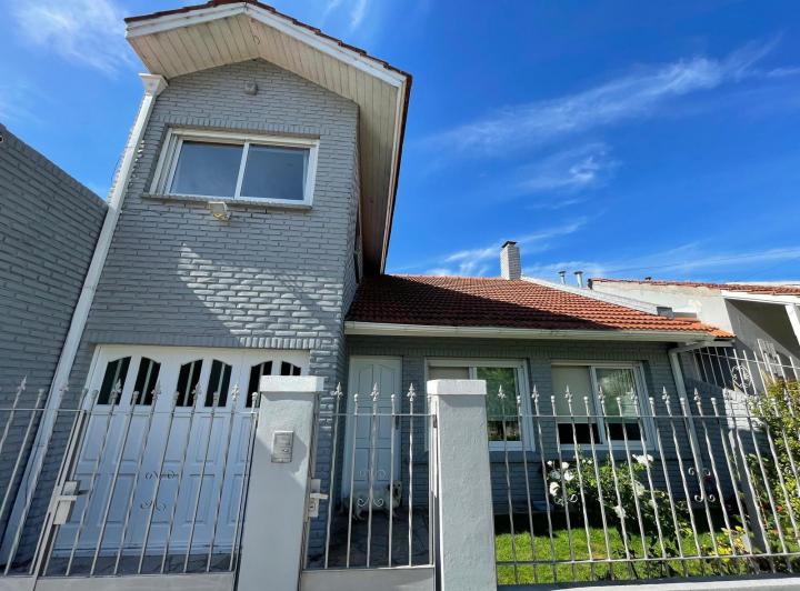 Casa · 185m² · 4 Ambientes · 2 Cocheras
