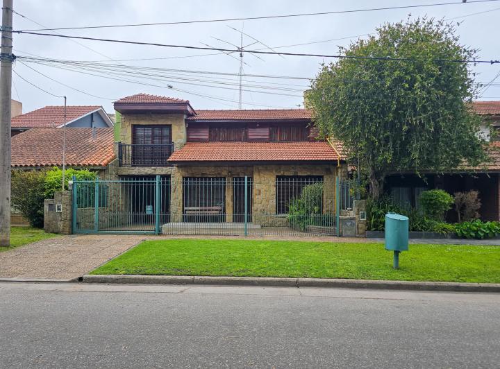 Casa · 270m² · 5 Dormitorios · 3 Cocheras