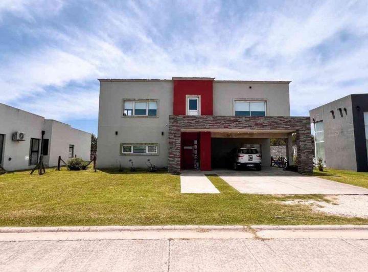 Casa · 198m² · 5 Ambientes · 1 Cochera