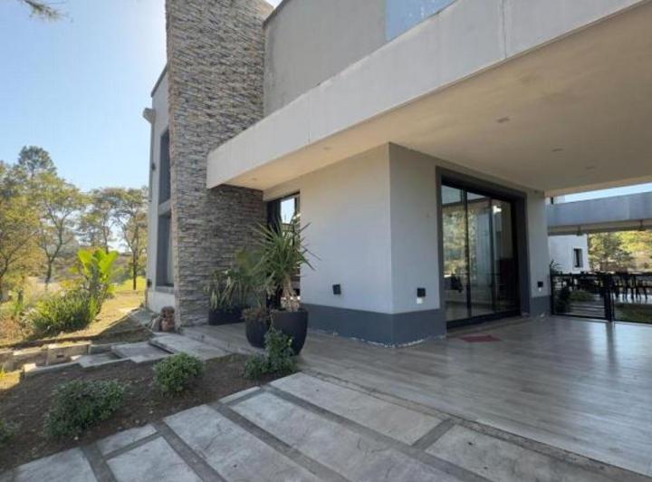 Casa · 316m² · 6 Ambientes · 2 Cocheras