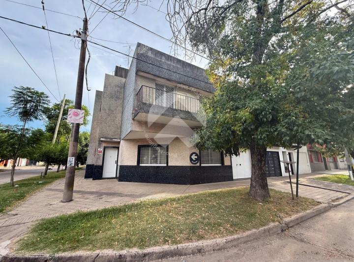 Casa · 340m² · 8 Ambientes · 3 Cocheras