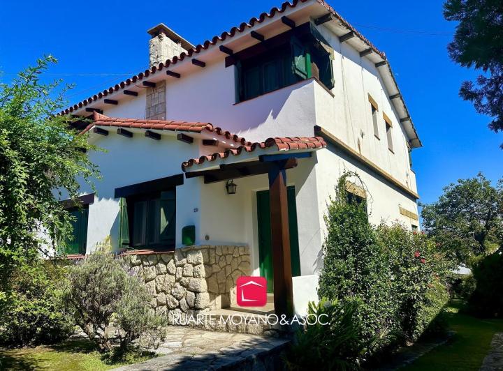 Casa · 300m² · 9 Ambientes · 2 Cocheras