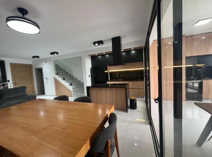 Casa · 217m² · 7 Ambientes · 2 Cocheras