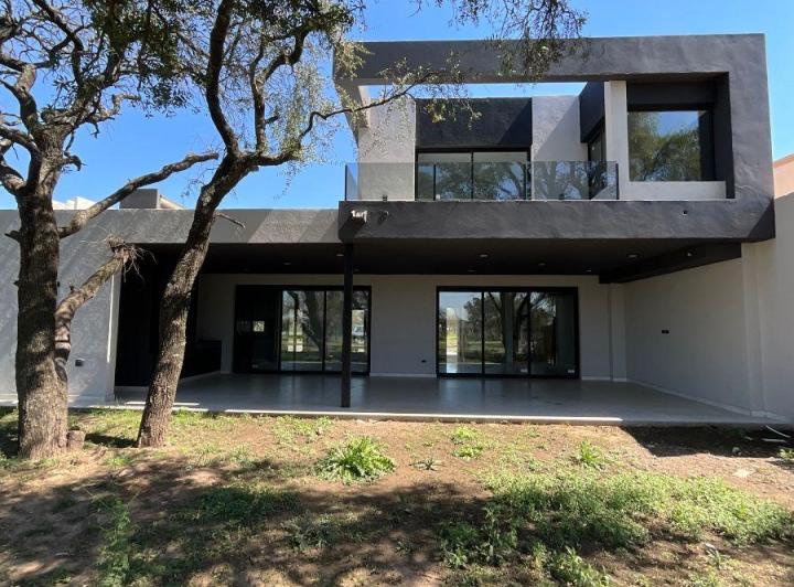 Casa · 350m² · 5 Ambientes · 2 Cocheras