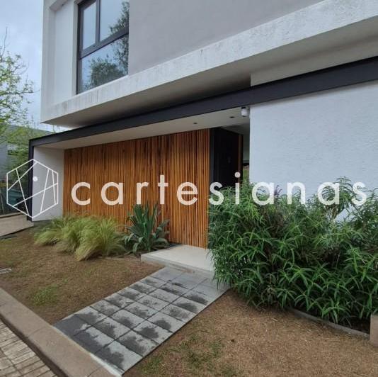 Casa · 220m² · 6 Ambientes · 2 Cocheras