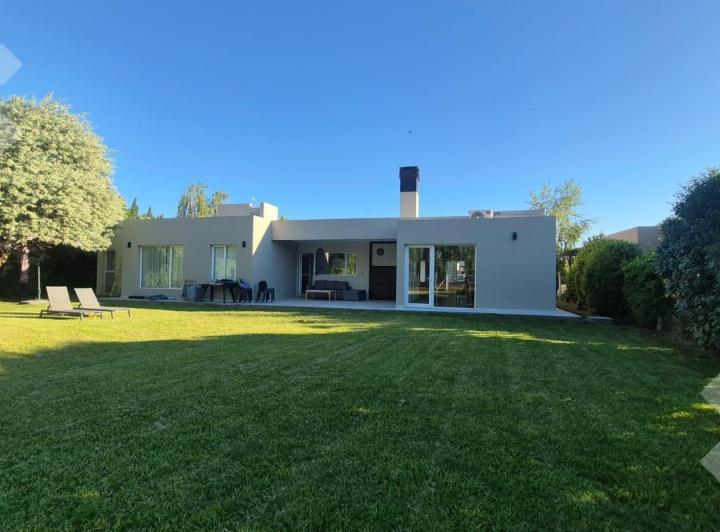 Casa · 230m² · 9 Ambientes · 2 Cocheras