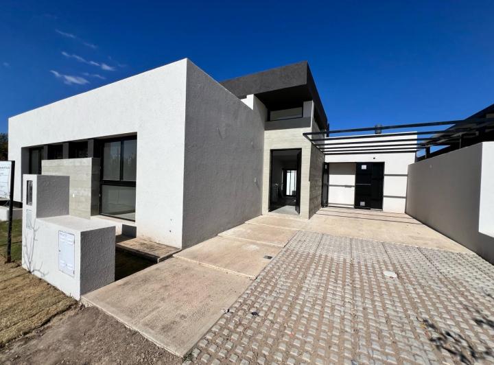 Casa · 96m² · 2 Ambientes · 2 Cocheras
