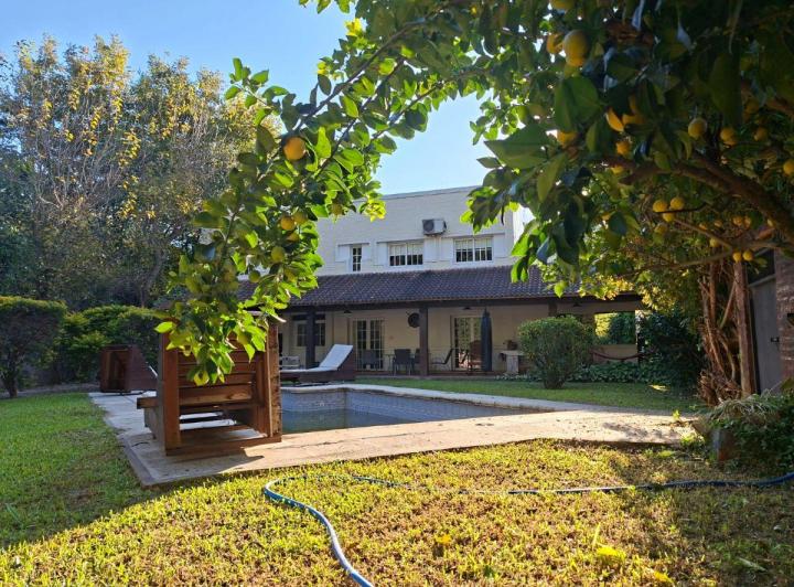 Casa · 111m² · 10 Ambientes · 2 Cocheras