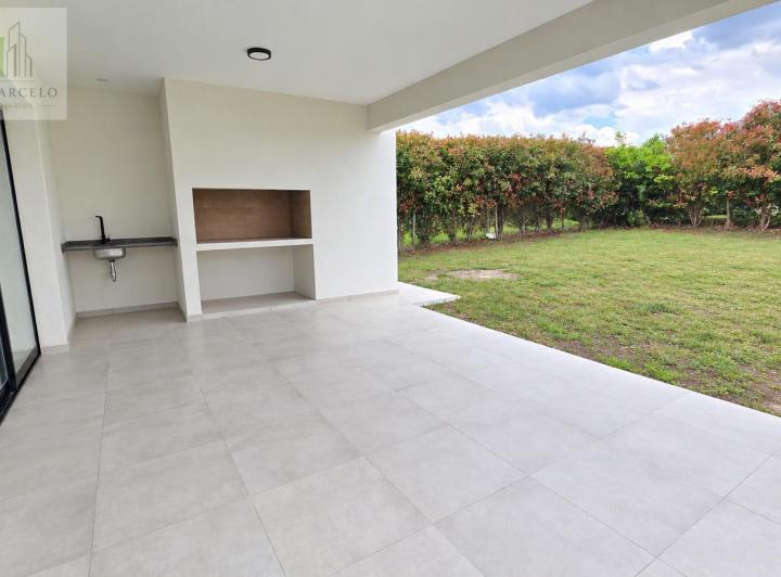 Casa · 121m² · 4 Ambientes · 2 Cocheras