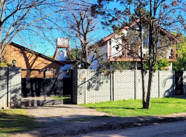 Casa · 219m² · 5 Ambientes · 2 Cocheras