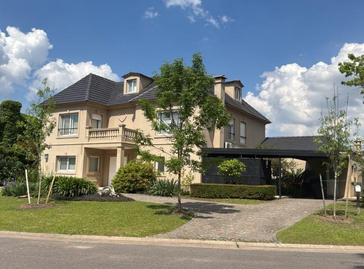 Casa · 1200m² · 5 Ambientes · 3 Cocheras