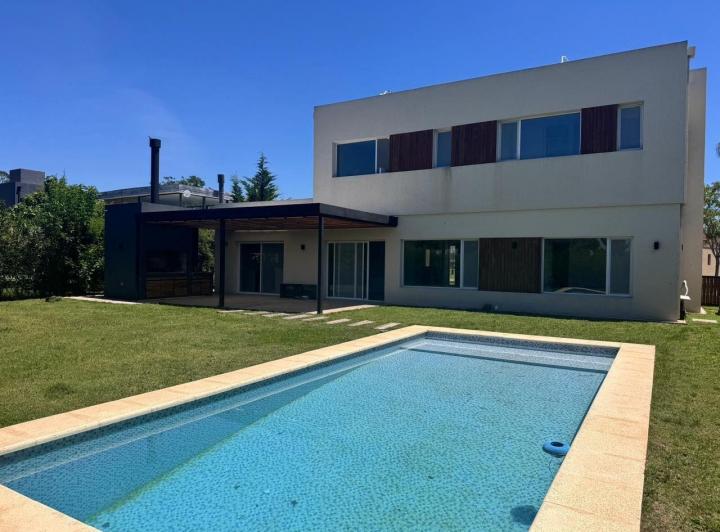 Casa · 220m² · 7 Ambientes · 2 Cocheras