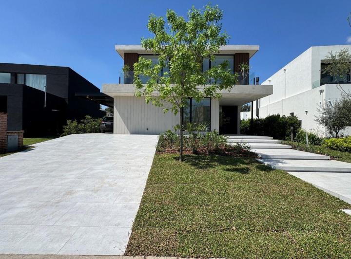 Casa · 335m² · 5 Ambientes · 2 Cocheras