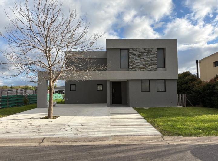 Casa · 227m² · 6 Ambientes · 1 Cochera
