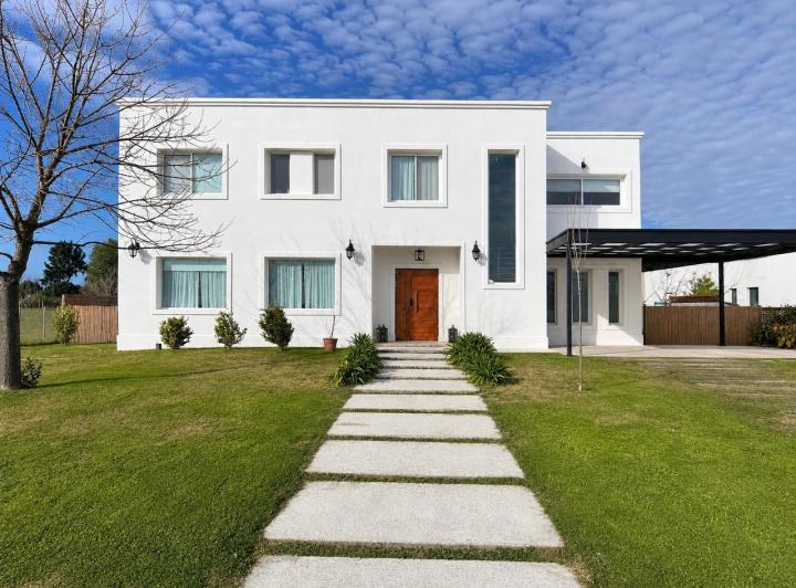 Casa · 205m² · 6 Ambientes · 4 Cocheras