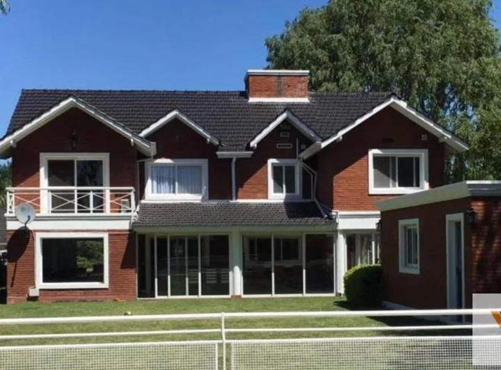 Casa · 320m² · 6 Ambientes